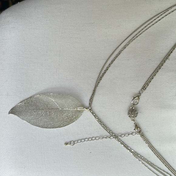 Silver leaf necklace. Nature inspired design with realistic leaf details. - Picture 1 of 3